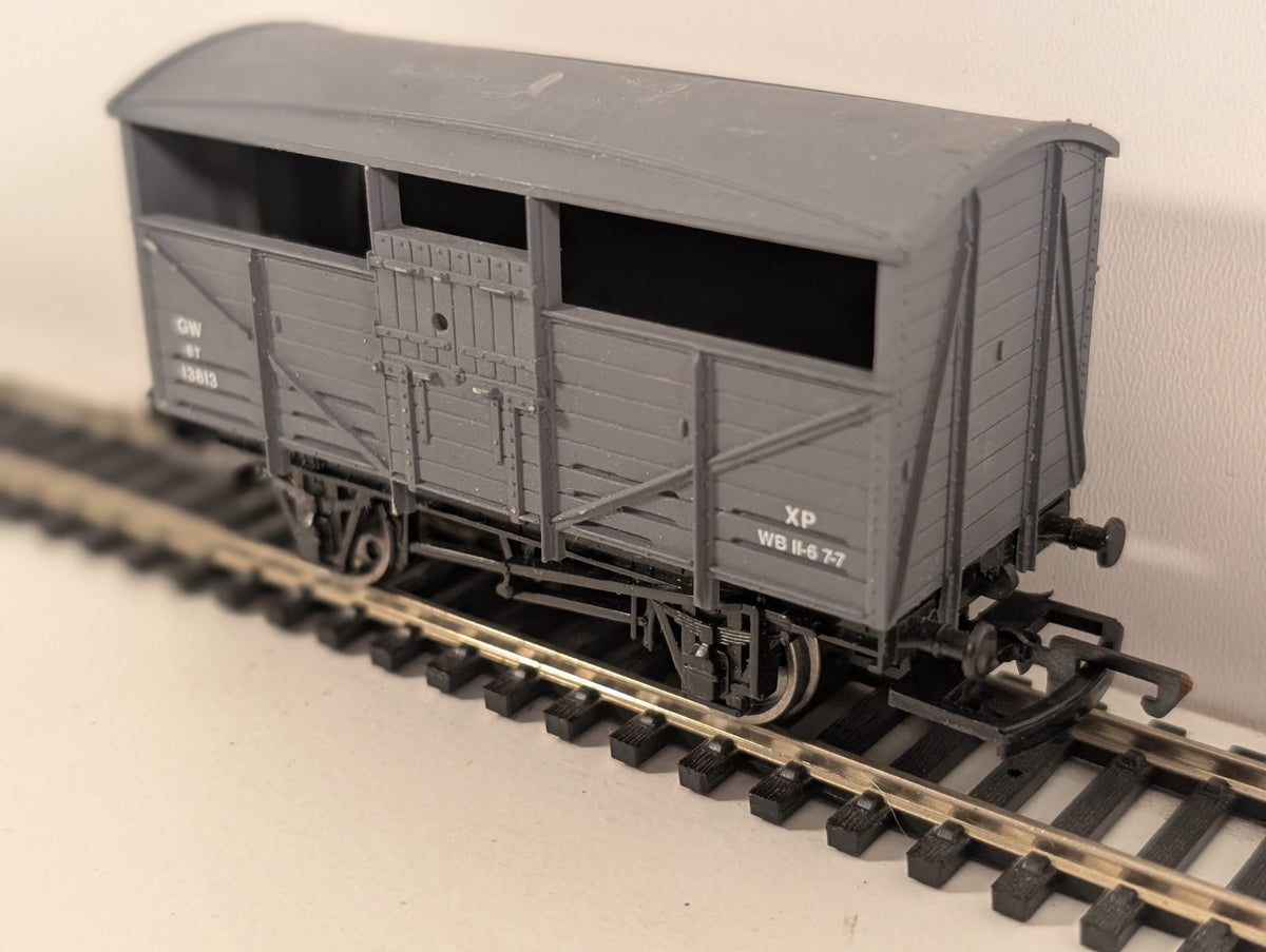 Dapol OO Gauge GWR 8-Ton Cattle Wagon No. 13813