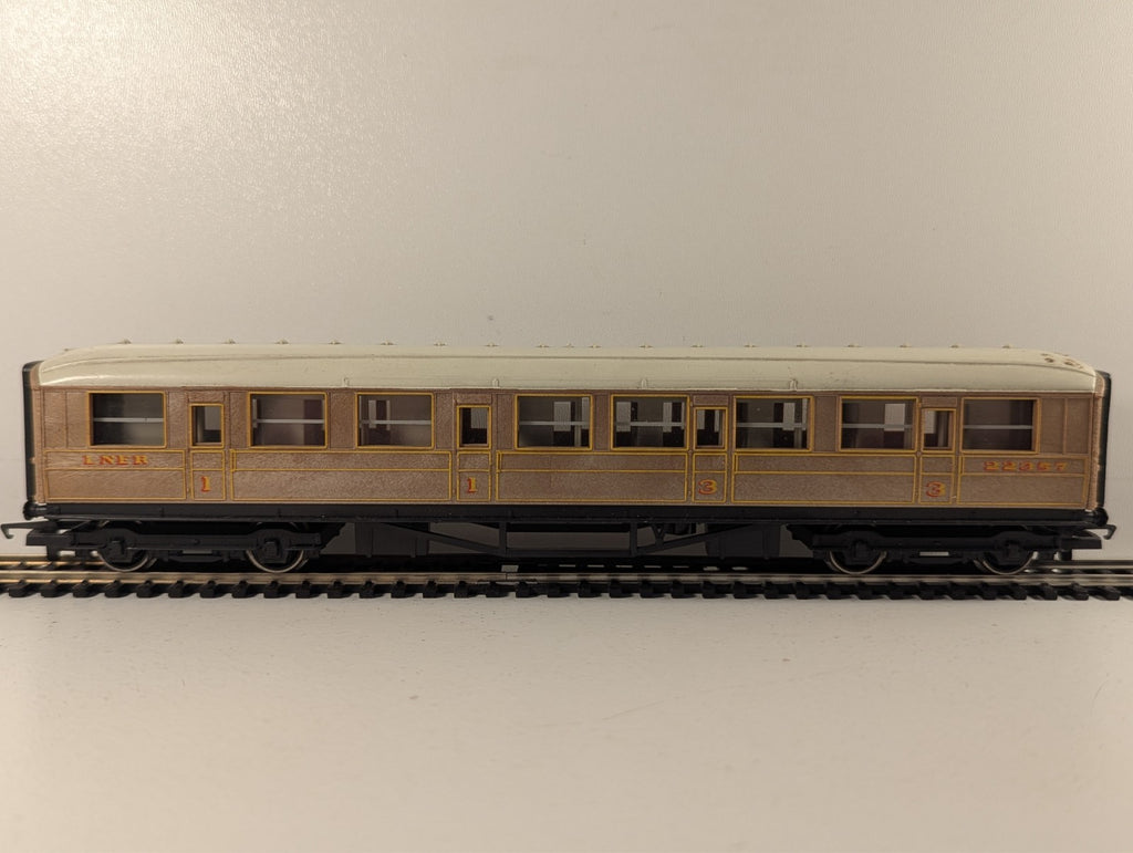 Hornby R477 LNER Gresley Composite Coach OO Gauge