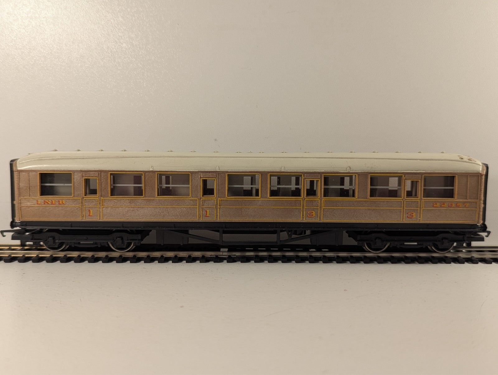 Hornby R477 LNER Gresley Composite Coach OO Gauge