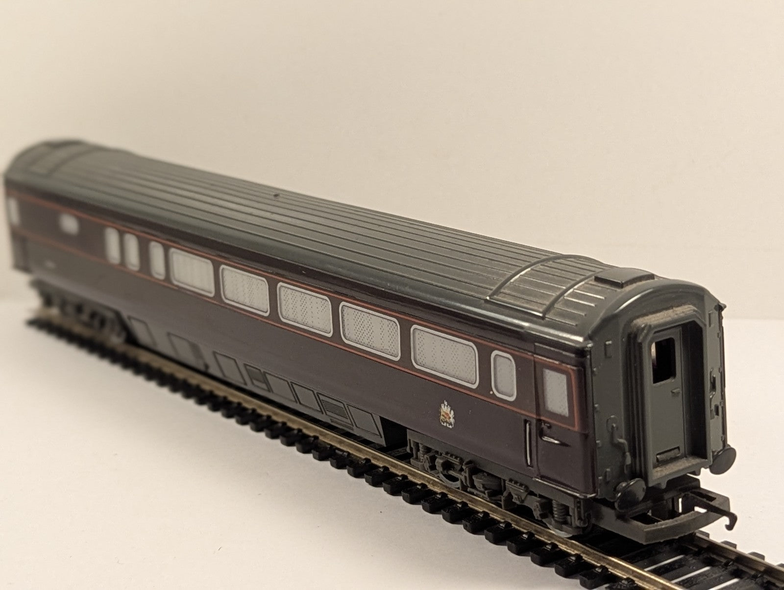 Hornby R439-0020 OO Gauge "The Duke's Saloon" Coach