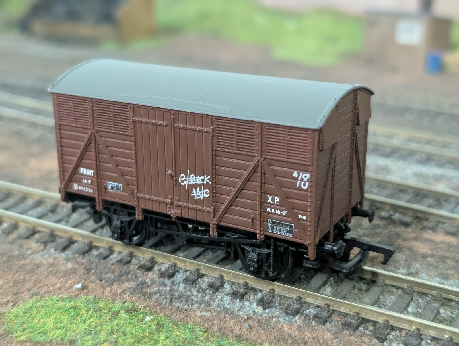 Bachmann 33-200 OO Gauge 12 Ton Fruit Van B875274 in BR Brown Livery - boxed