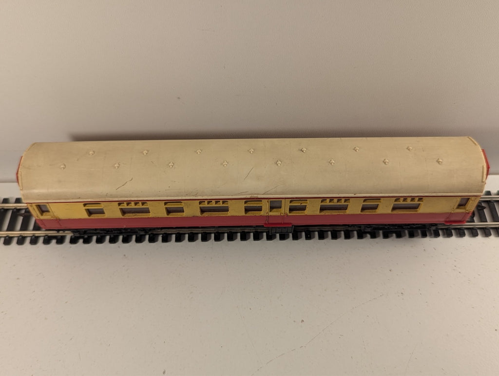 Tri-ang R29 OO Gauge Maroon & Cream Composite Coach