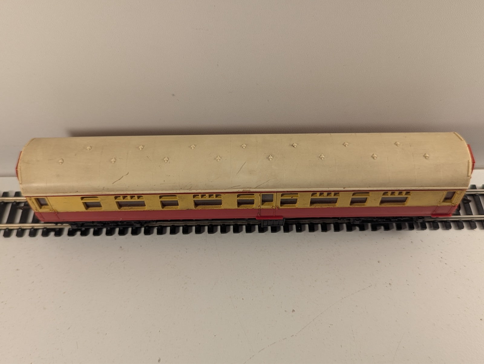 Tri-ang R29 OO Gauge Maroon & Cream Composite Coach