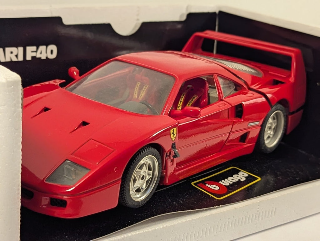 Bburago 1:18 Ferrari F40 (1987) Model Car Red 3032
