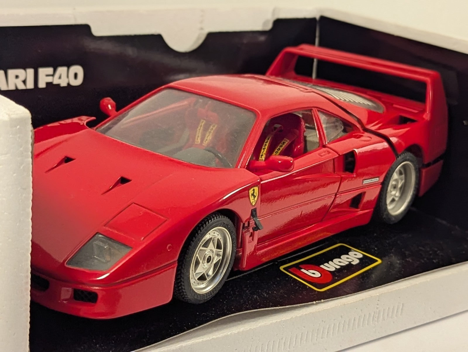 Bburago 1:18 Ferrari F40 (1987) Model Car Red 3032