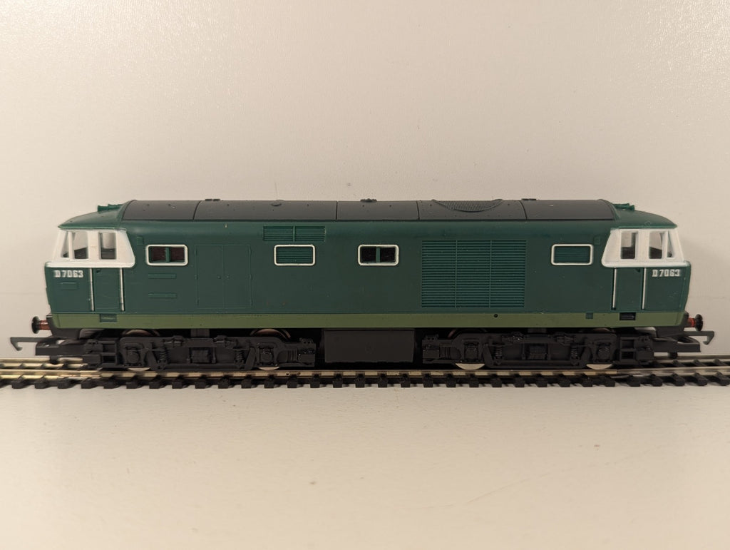 Hornby R072 Class 35 Hymek Locomotive D7063 BR Green