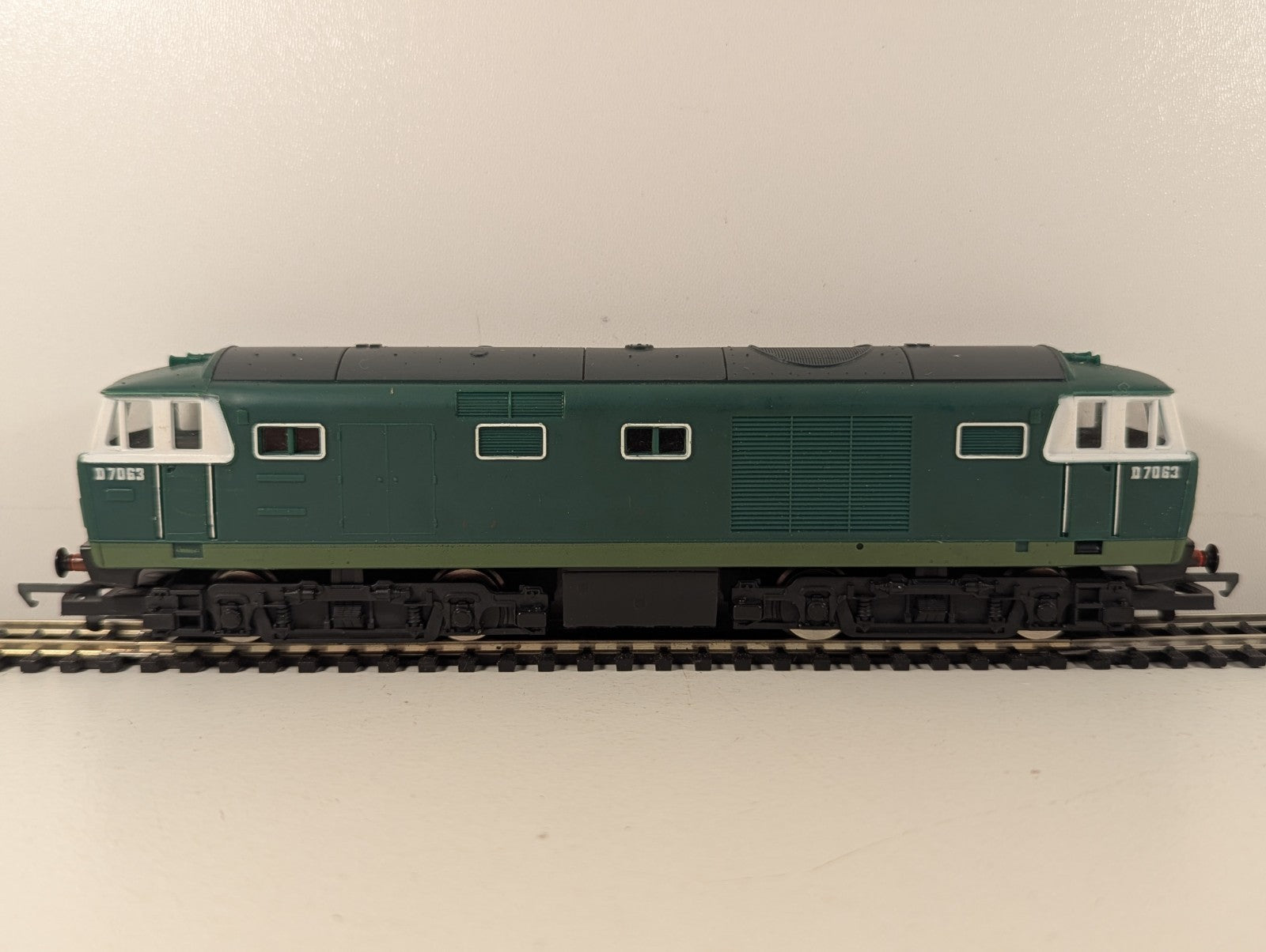 Hornby R072 Class 35 Hymek Locomotive D7063 BR Green