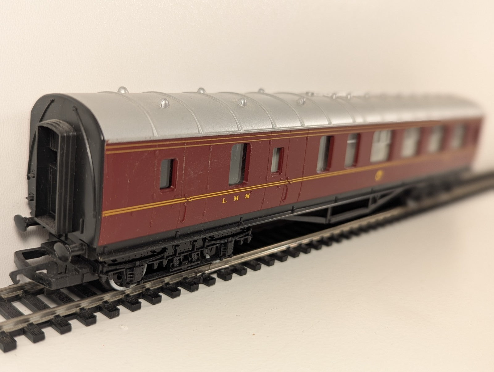 Hornby R475 OO Gauge LMS Brake Third Coach – 5714 (W248) boxed