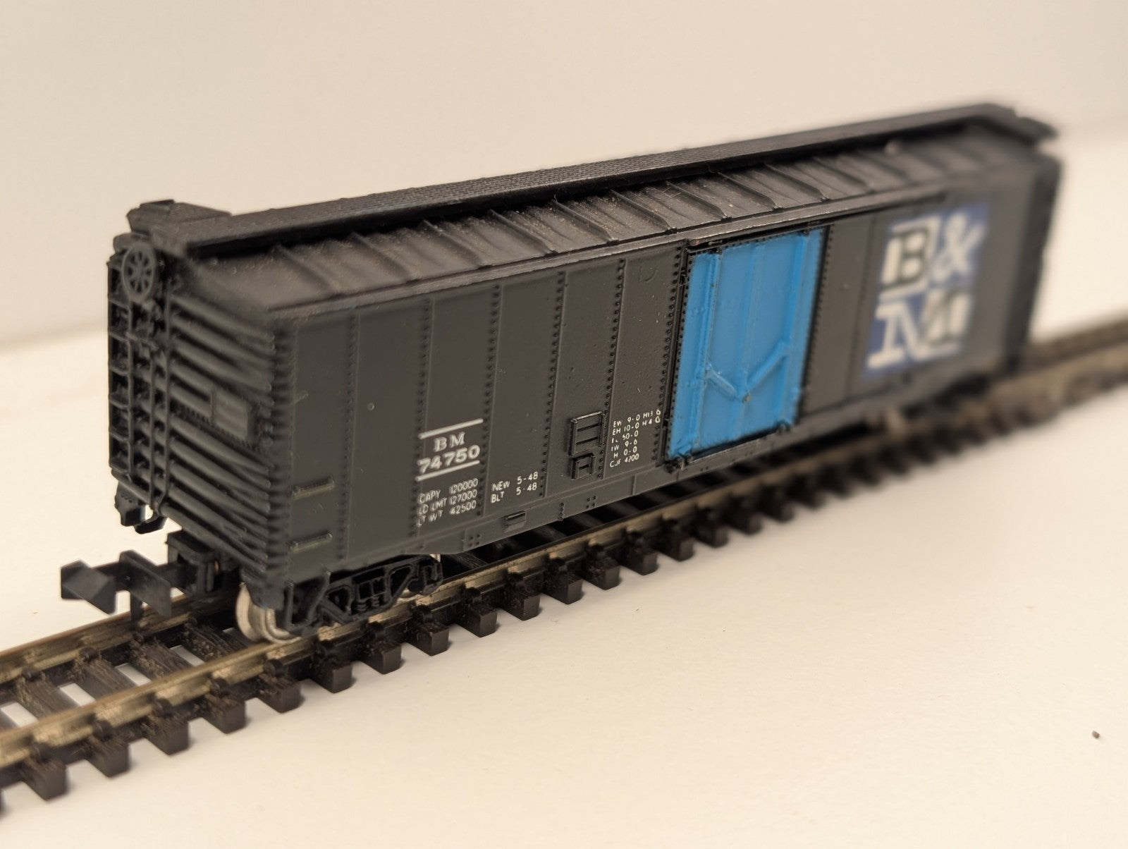 Bachmann N Gauge Boston & Maine 50' Box Car – No. 74750