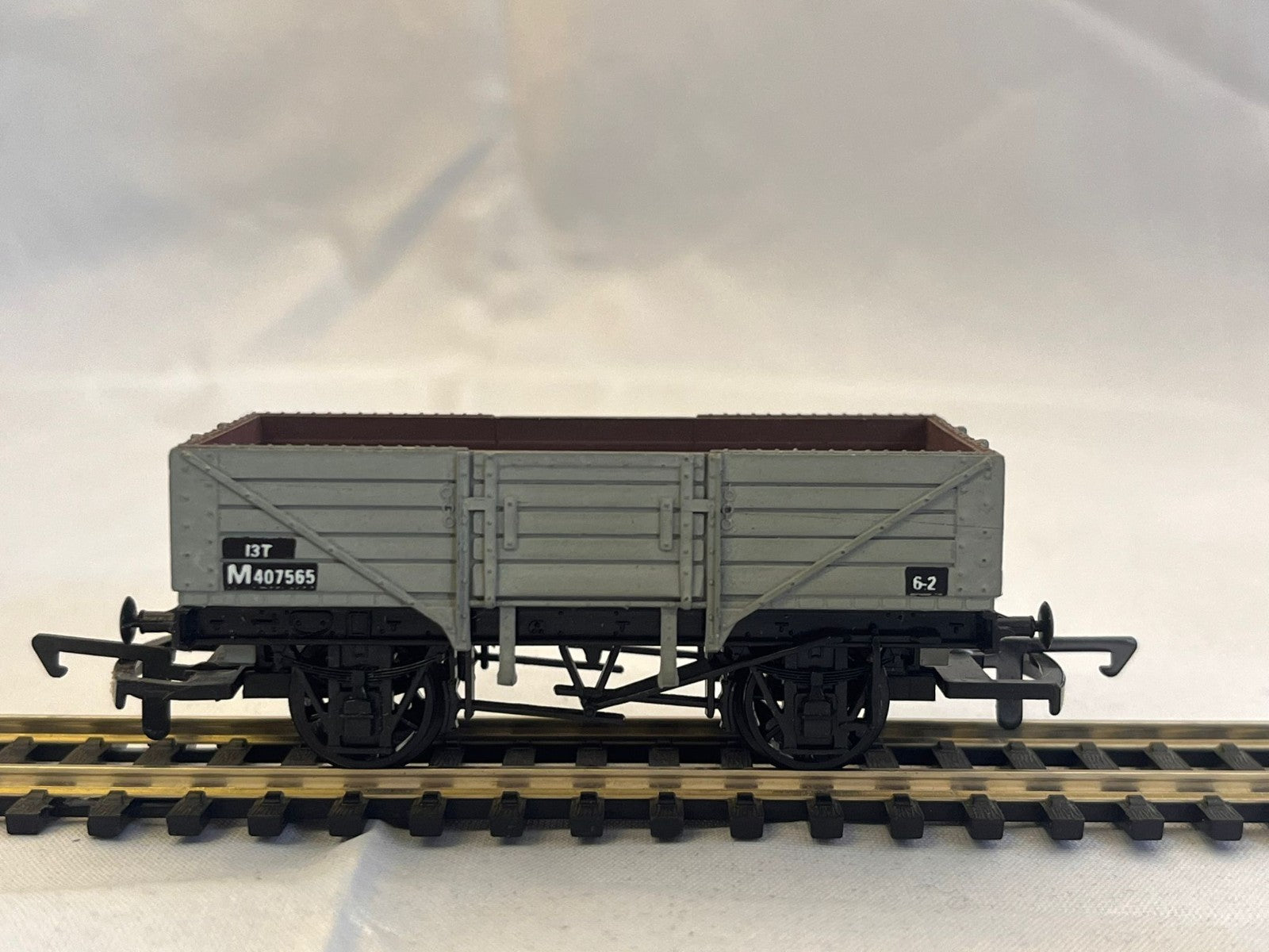 Dapol OO Gauge 3 Plank Wagonin Grey