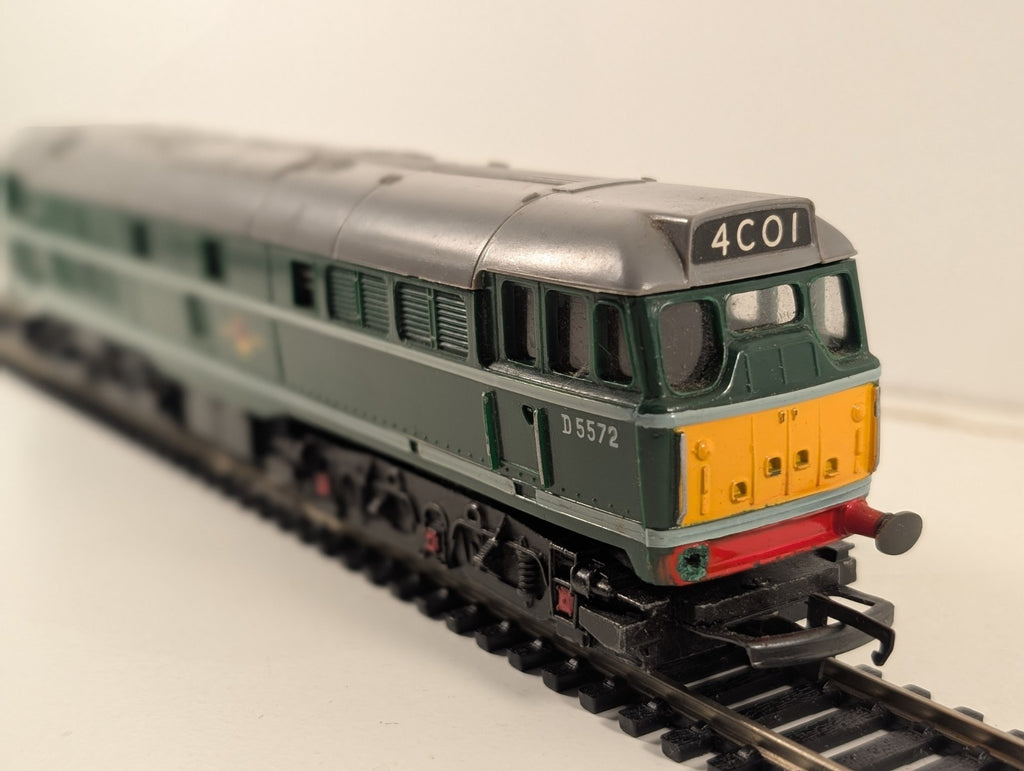 Tri-ang Hornby R3572 OO Gauge BR Class 31 Diesel Locomotive D5572 Missing Buffer