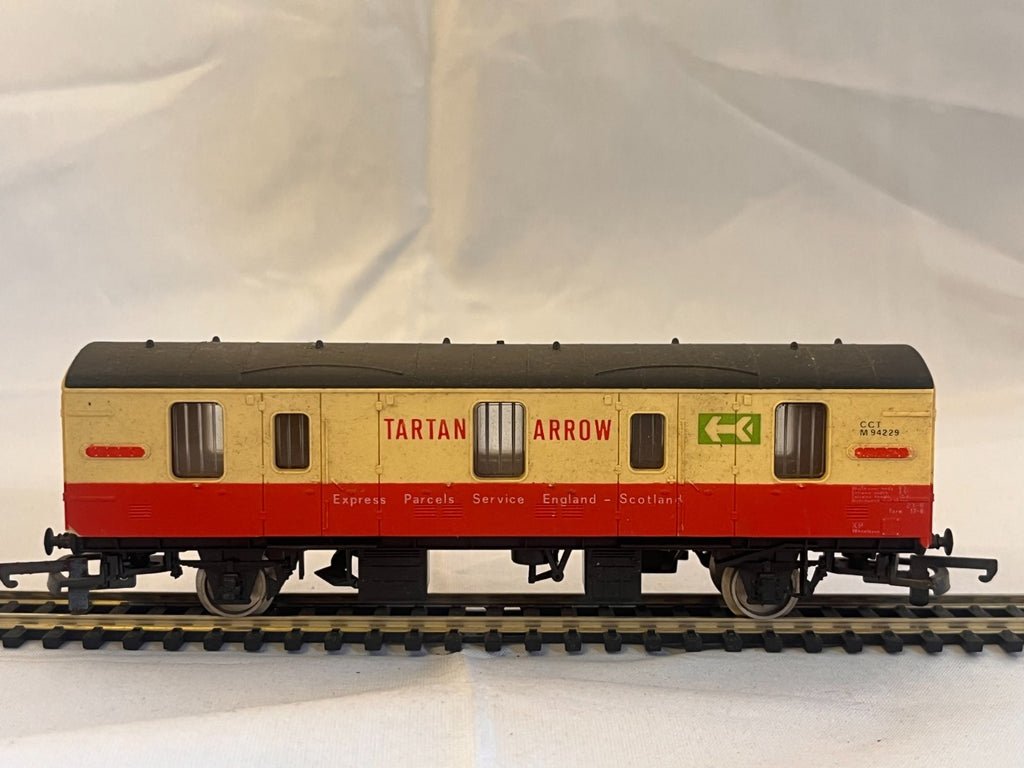 Lima OO Gauge BR Mk1 CCT Tartan Arrow Parcels Van