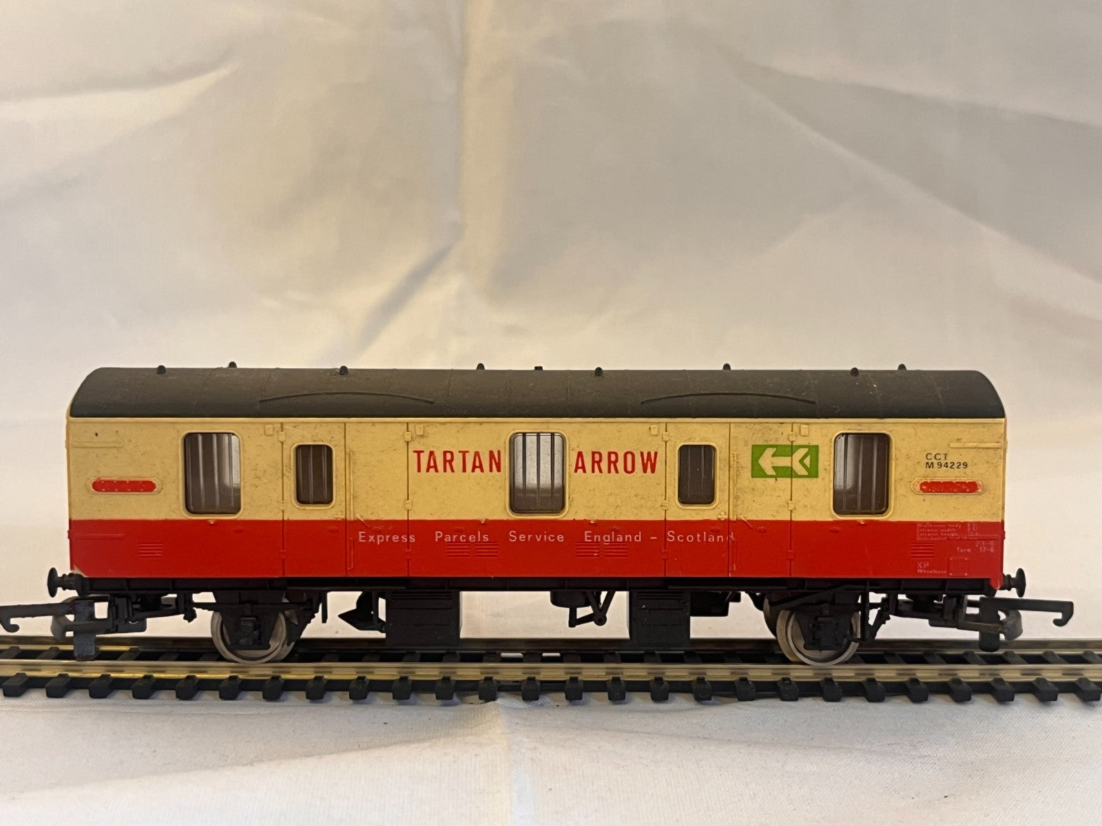 Lima OO Gauge BR Mk1 CCT Tartan Arrow Parcels Van