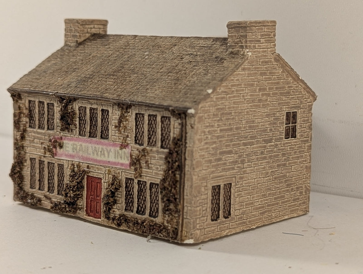 N Gauge The Railway Inn Building R8634