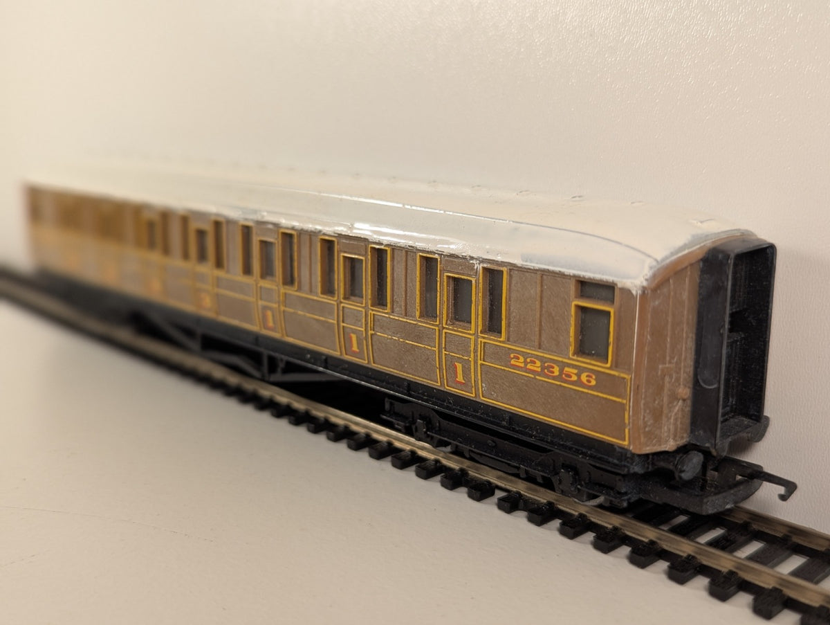 Hornby OO Gauge LNER Teak Composite Coach No. 22356 – Repainted Roof