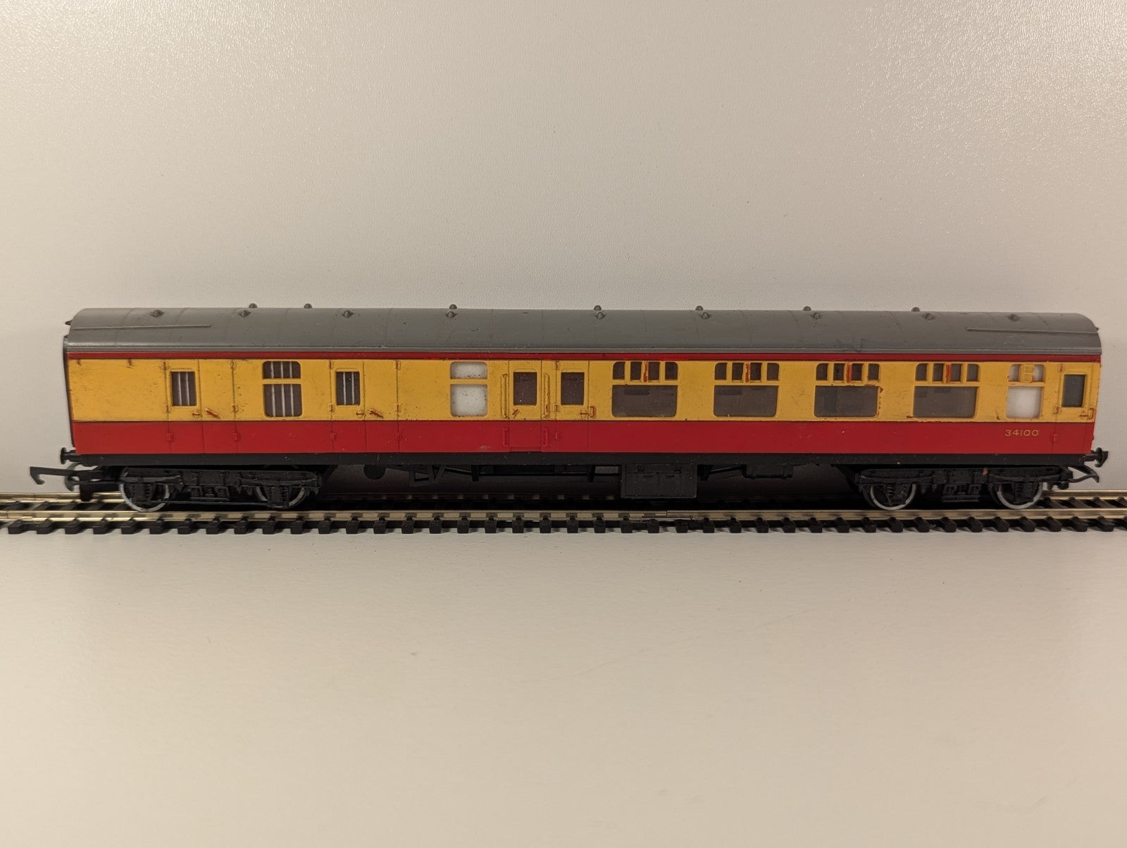 Hornby Tri-ang R627 BR Brake Second Coach No. 34100 – Crimson & Cream – OO Gauge