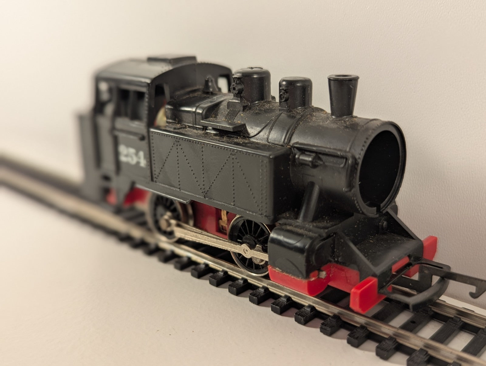 Hornby R254 – International 0-4-0T Tank Locomotive (OO Gauge, Missing Smokebox)