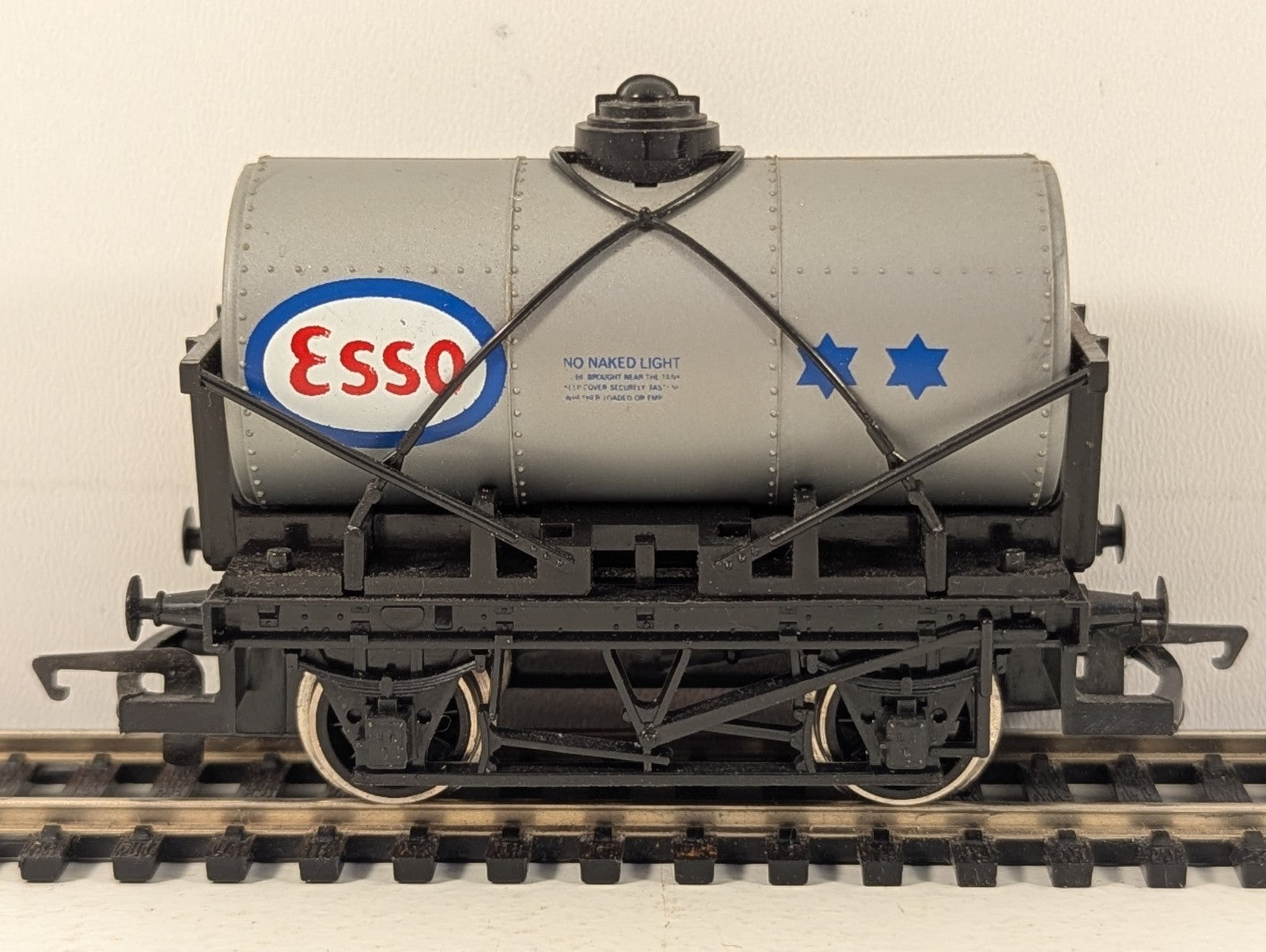 Hornby Railways R008 OO Gauge Esso Tank Wagon