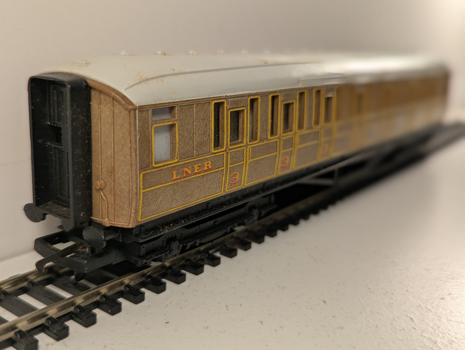 Hornby OO Gauge LNER Gresley Composite Coach Passenger Coach 22357 LNER Teak