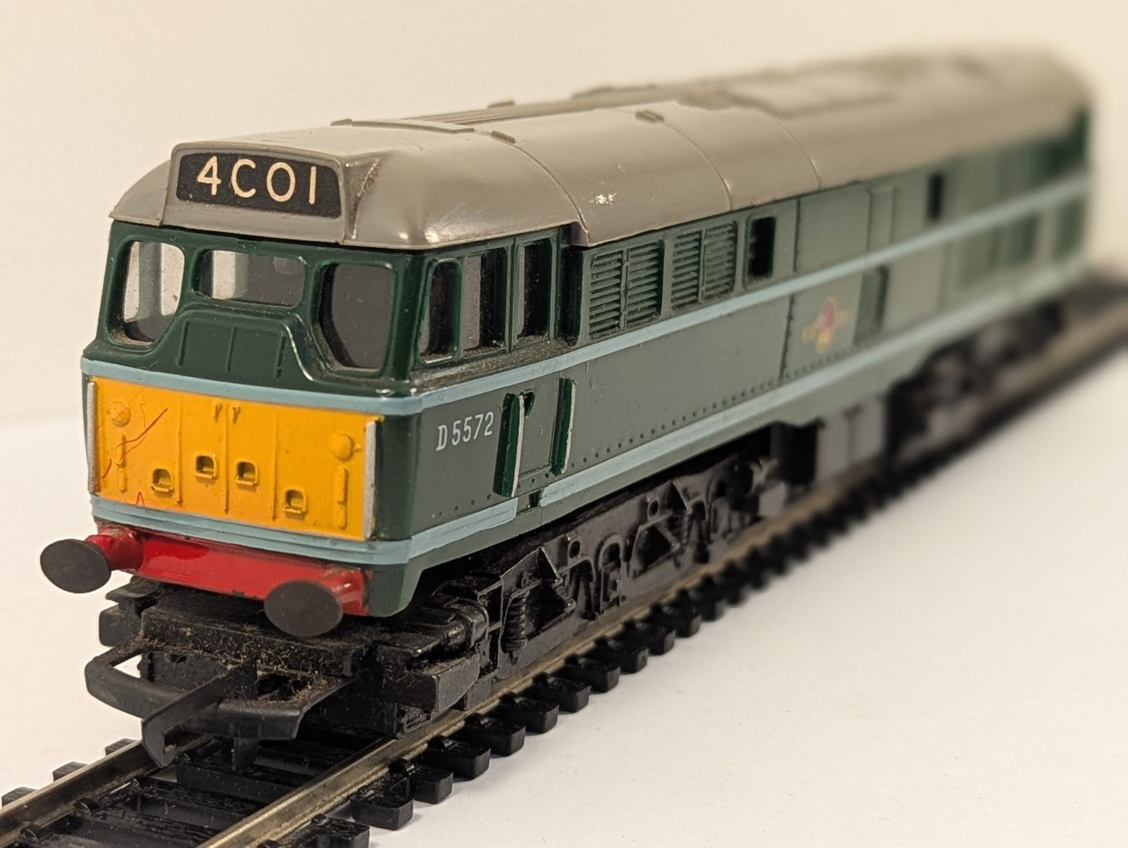 Tri-ang Hornby Class 31 D5572 BR Green Diesel Locomotive OO Gauge - Boxed