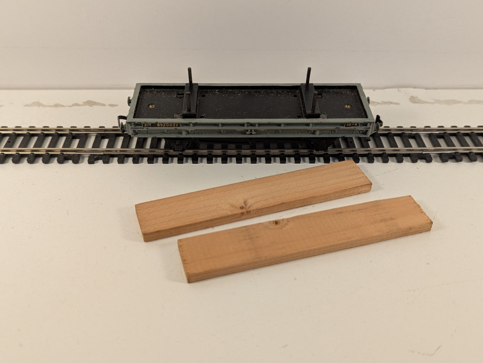 Hornby Dublo 4615 OO Gauge BR Grey Double Bolster Wagon with Timber Load - Boxed