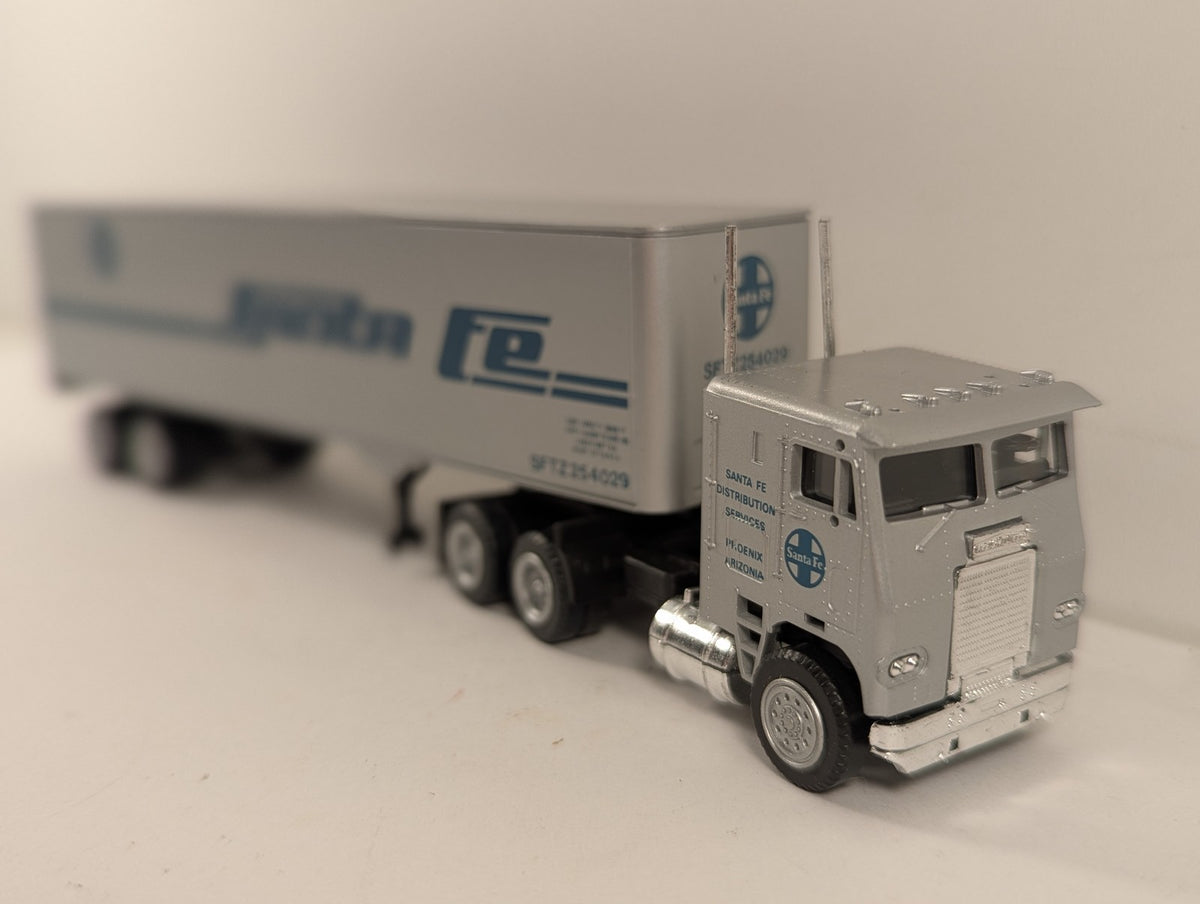 Con-Cor HO Scale Tractor + Trailer Santa Fe Railroad Model Truck SFTZ 254029