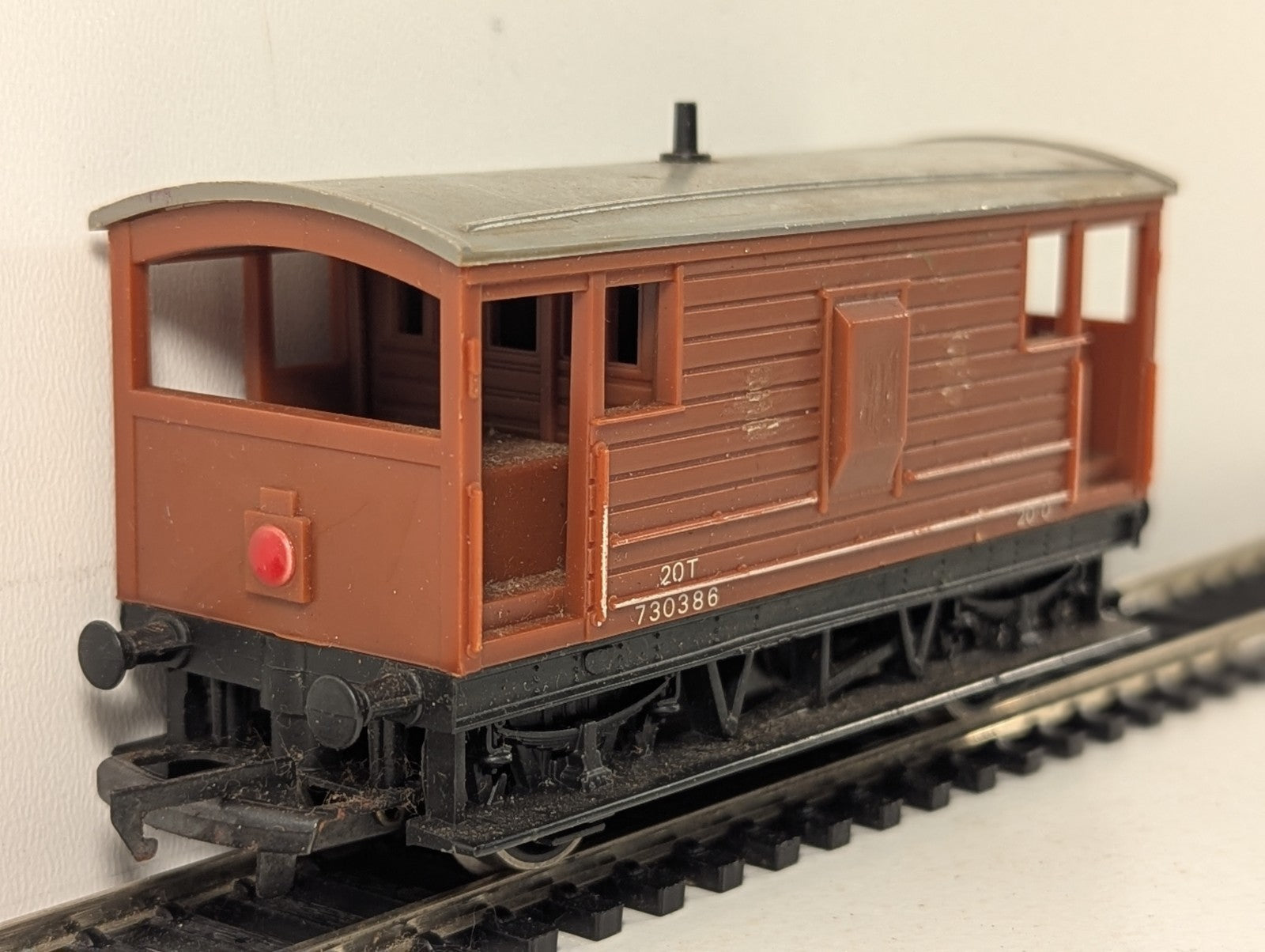Hornby OO Gauge BR 20 Ton Brake Van 730386 BR Bauxite R124