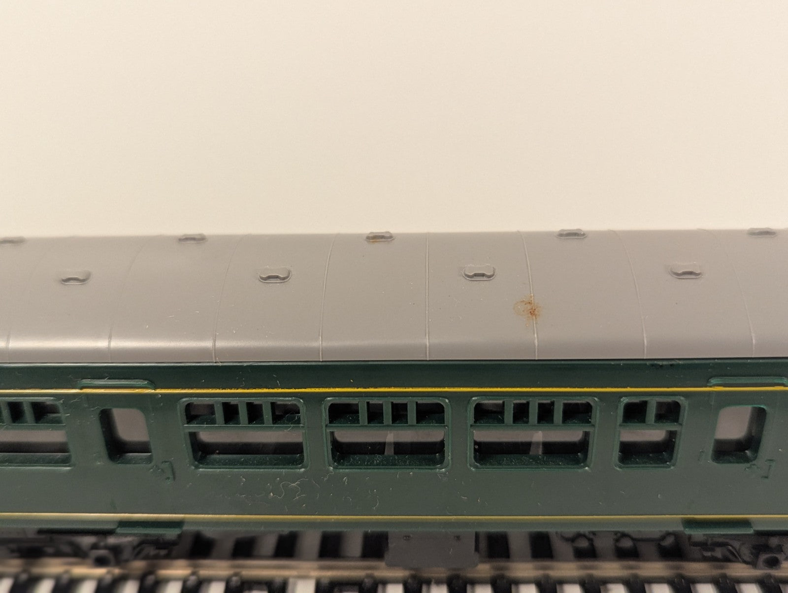 Hornby R334 OO Gauge Class 101 Metro Cammell Centre Coach M59120 – BR Green