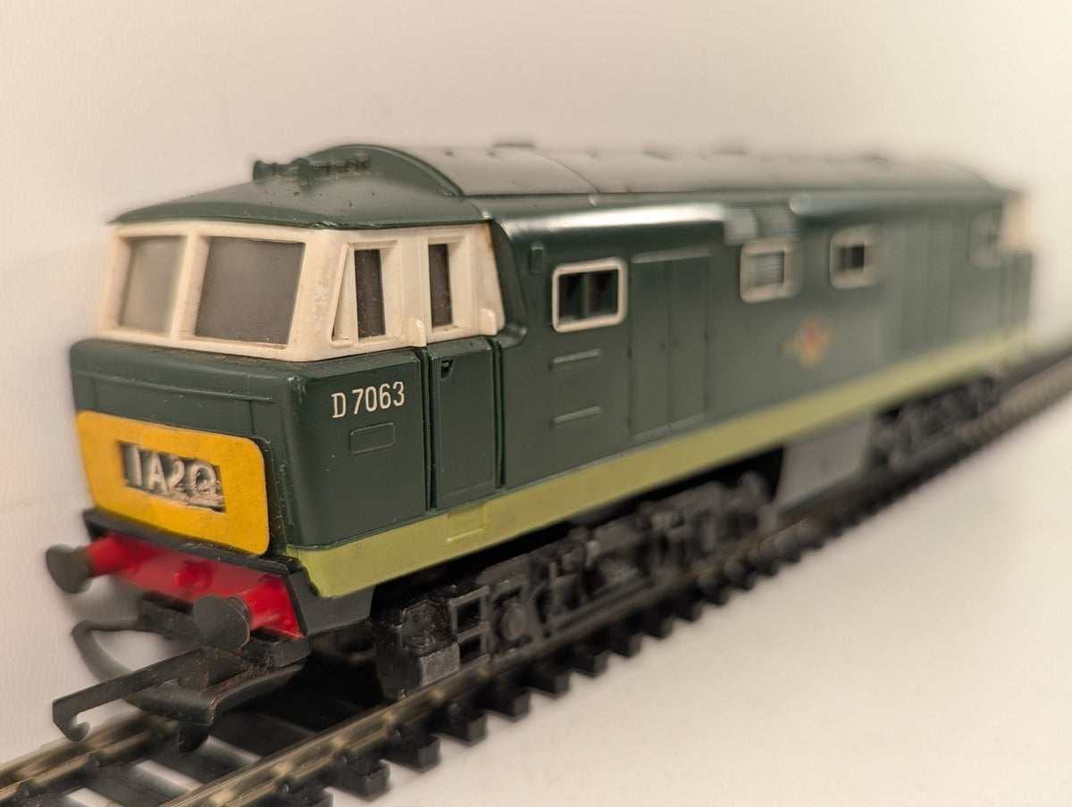 Tri-ang Hornby OO Gauge Class 35 Hymek Locomotive D7063 BR Green R758