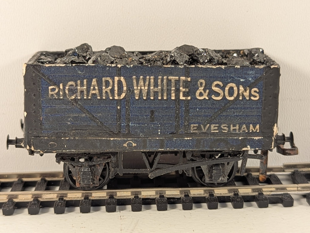 Peco Products R52-3W OO Gauge 7 Plank Wagon Richard White - missing coupler