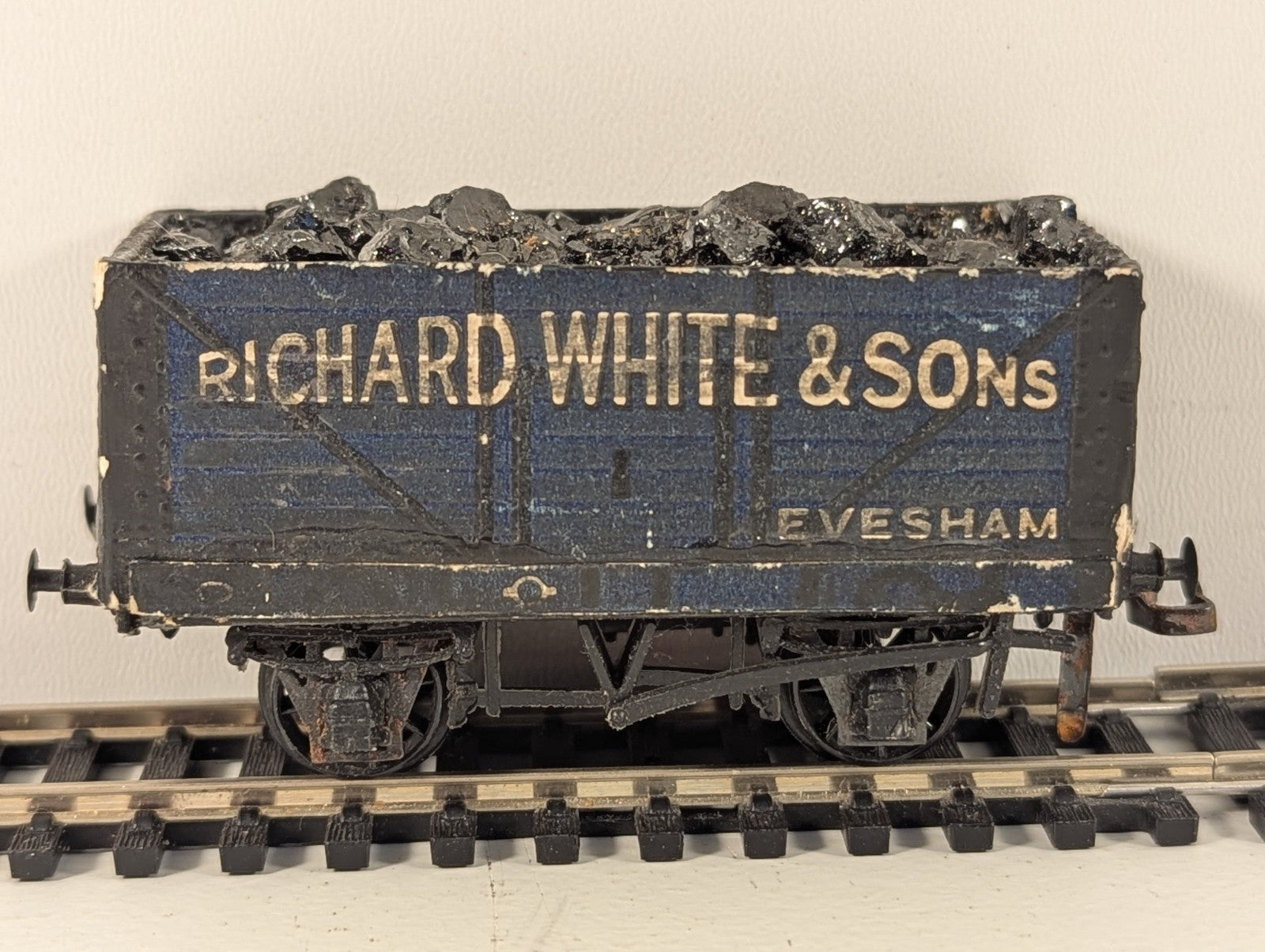 Peco Products R52-3W OO Gauge 7 Plank Wagon Richard White - missing coupler