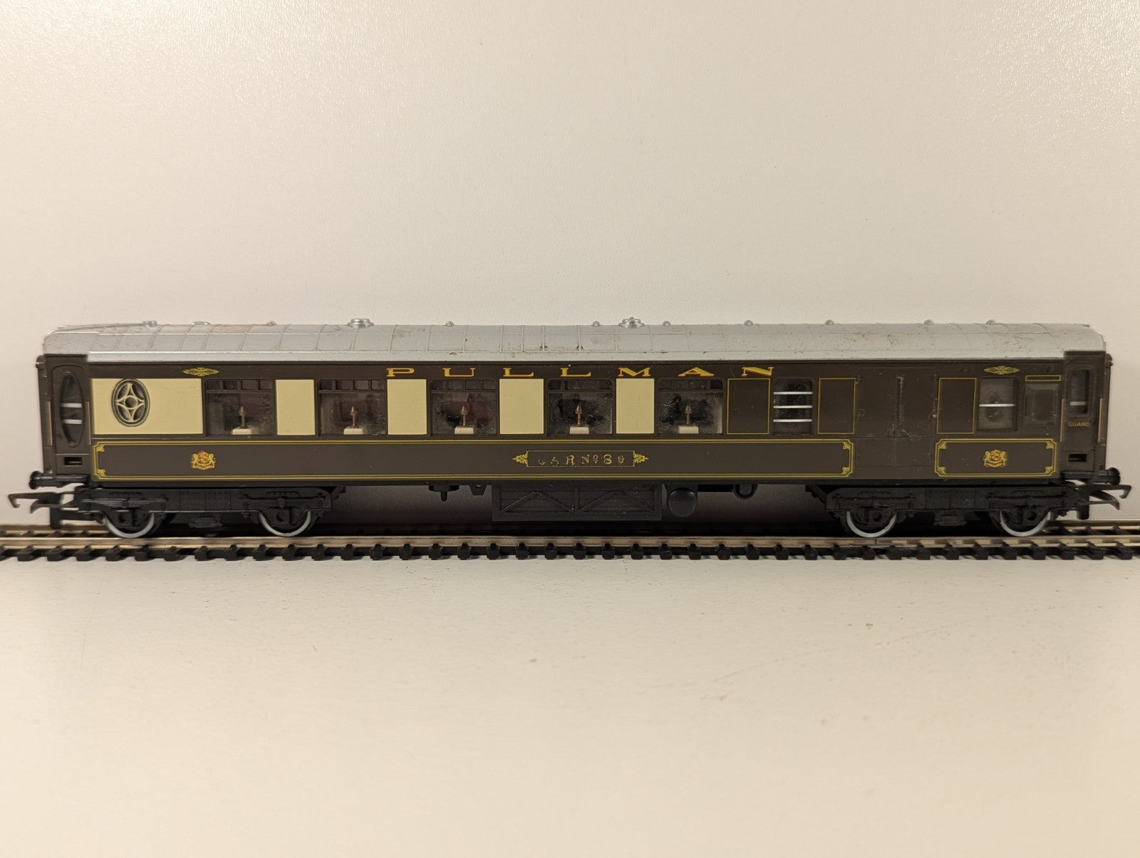Hornby OO Gauge Pullman 3rd Class Parlour Brake Coach (Name Damaged)