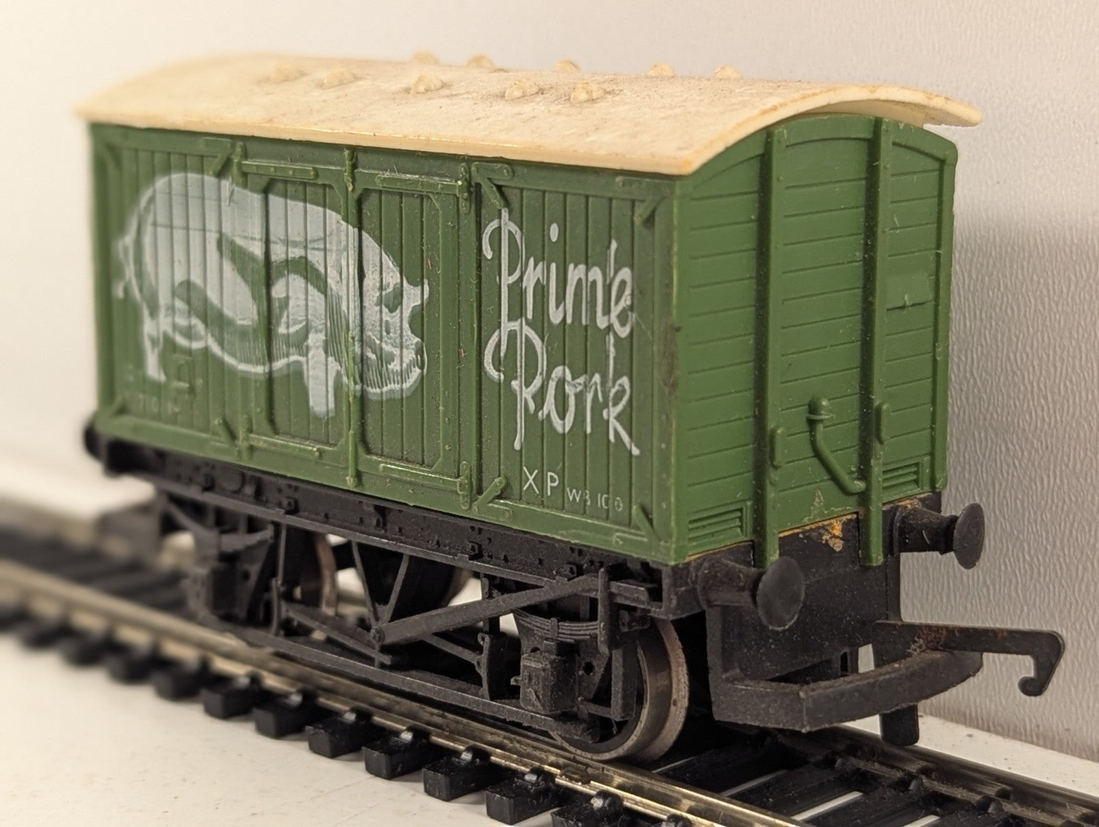 Hornby OO Gauge BR 12 Ton Ventilated Van 'Prime Pork' Goods Wagon