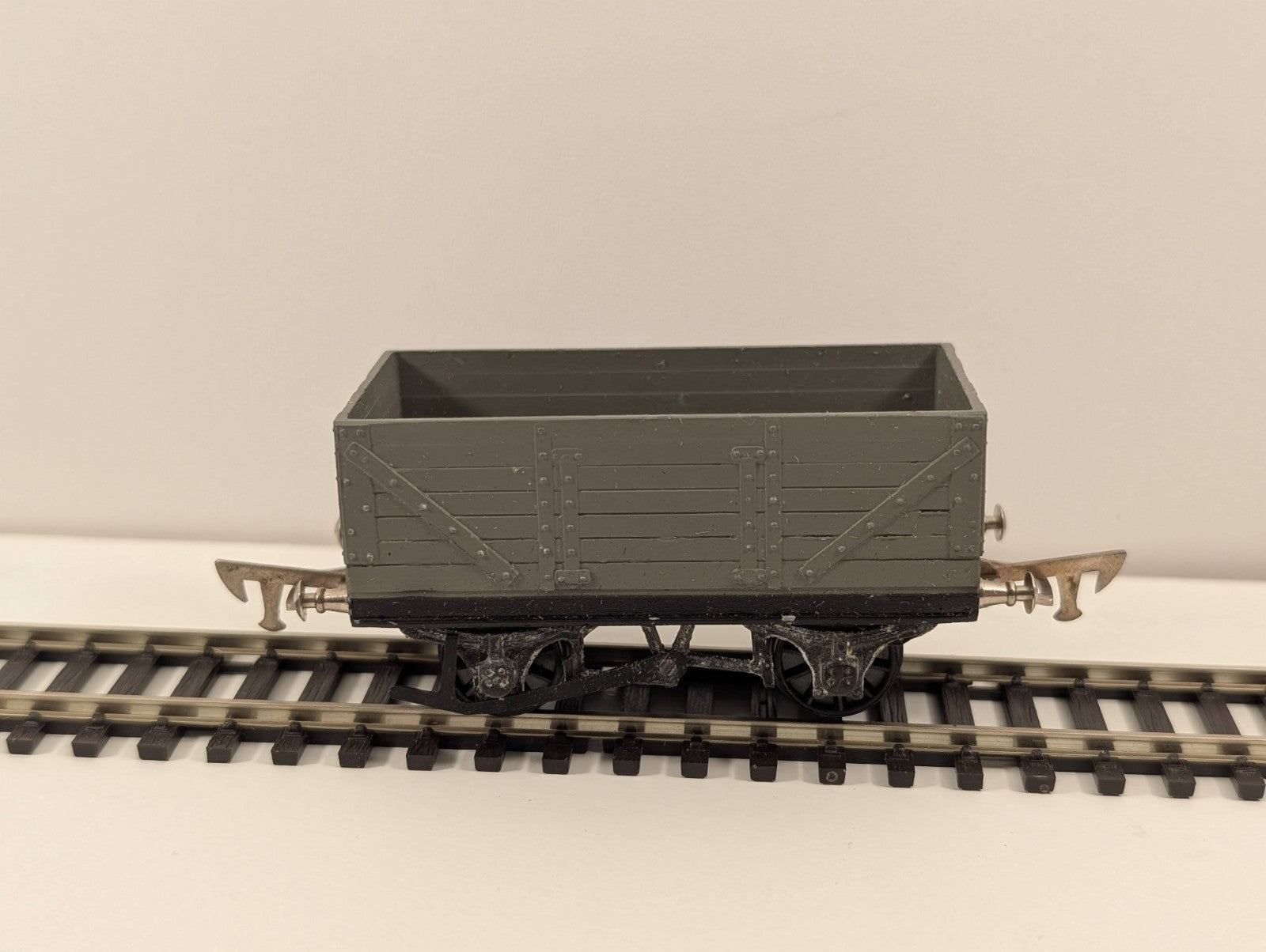 Graham Farish OO Gauge 7 Plank Open Wagon – Light Grey Livery