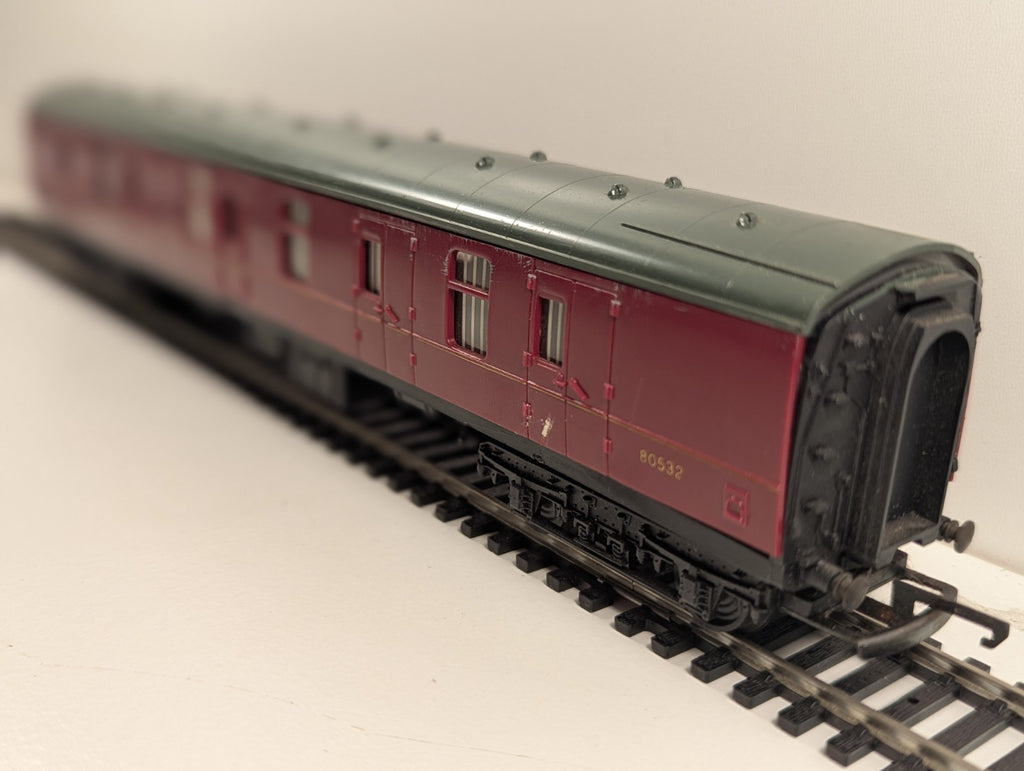 Hornby BR Mk1 Parcels Coach M80532 – OO Gauge