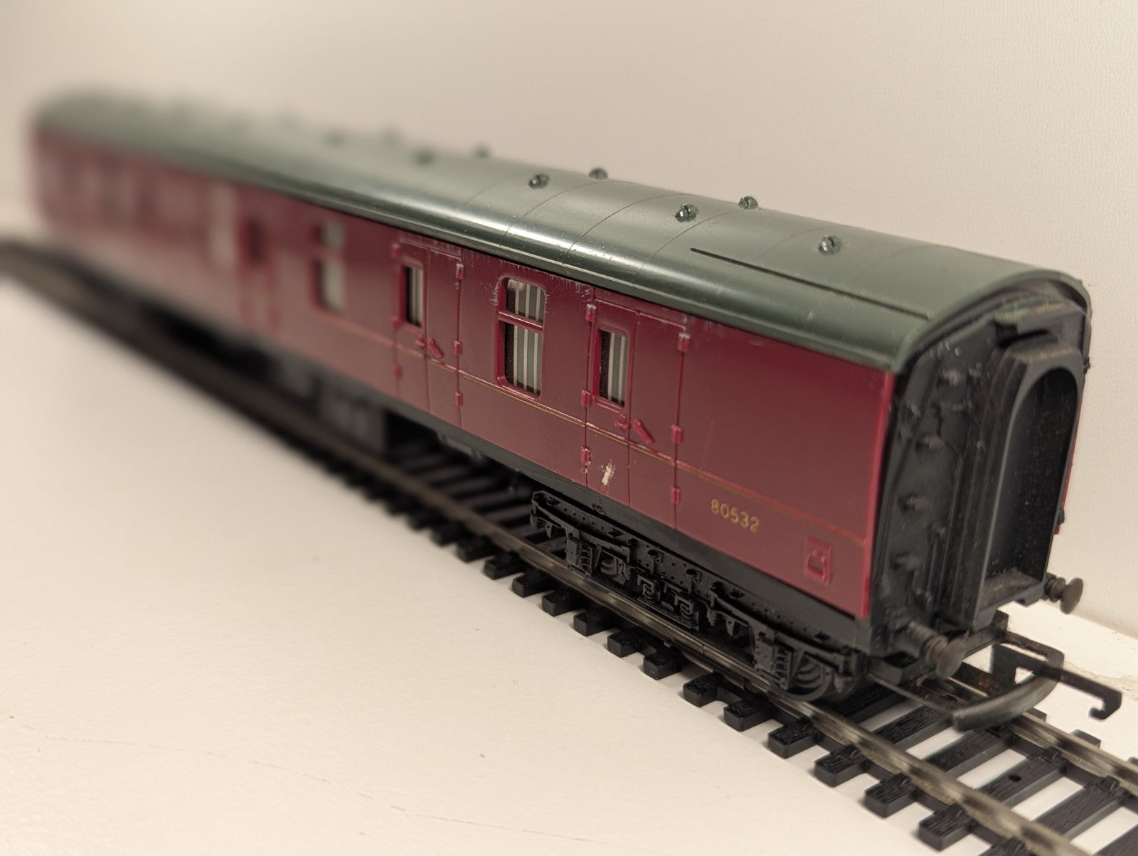 Hornby BR Mk1 Parcels Coach M80532 – OO Gauge