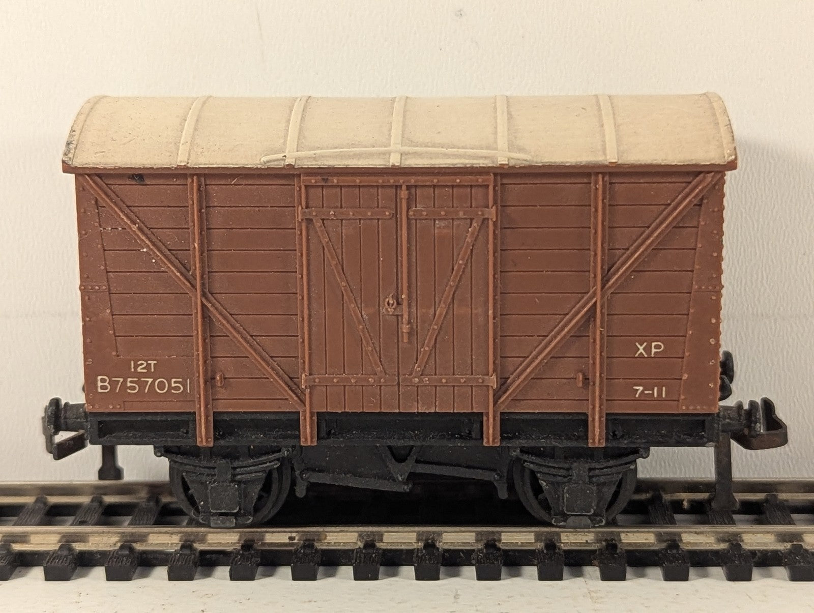Hornby Dublo OO Gauge BR 12T Ventilated Van Goods Wagon B757051 BR Bauxite 4315