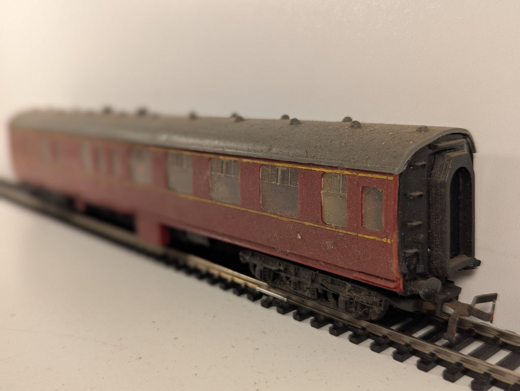 Kitmaster BR Mk1 Corridor Composite Coach OO Gauge - Missing Buffer Heads