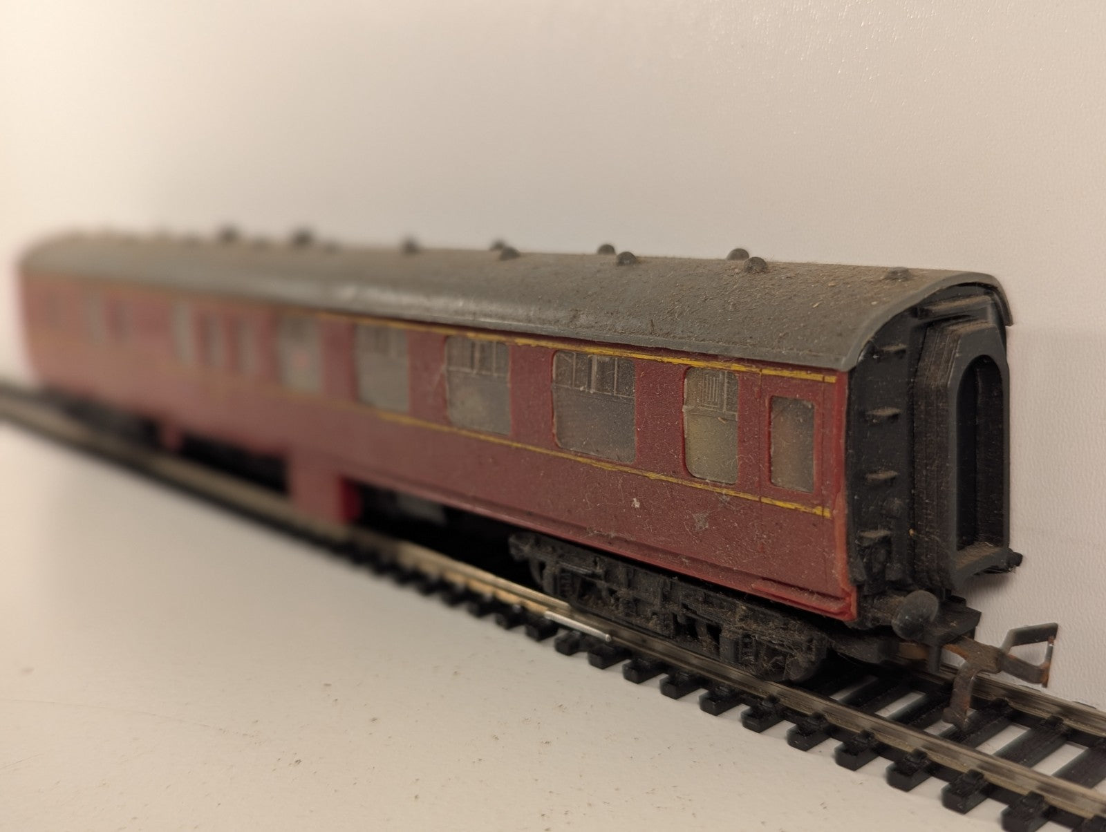 Kitmaster BR Mk1 Corridor Composite Coach OO Gauge - Missing Buffer Heads