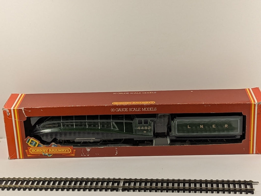Hornby OO Gauge LNER Class A4 Golden Eagle Steam Locomotive 4482 LNER Green