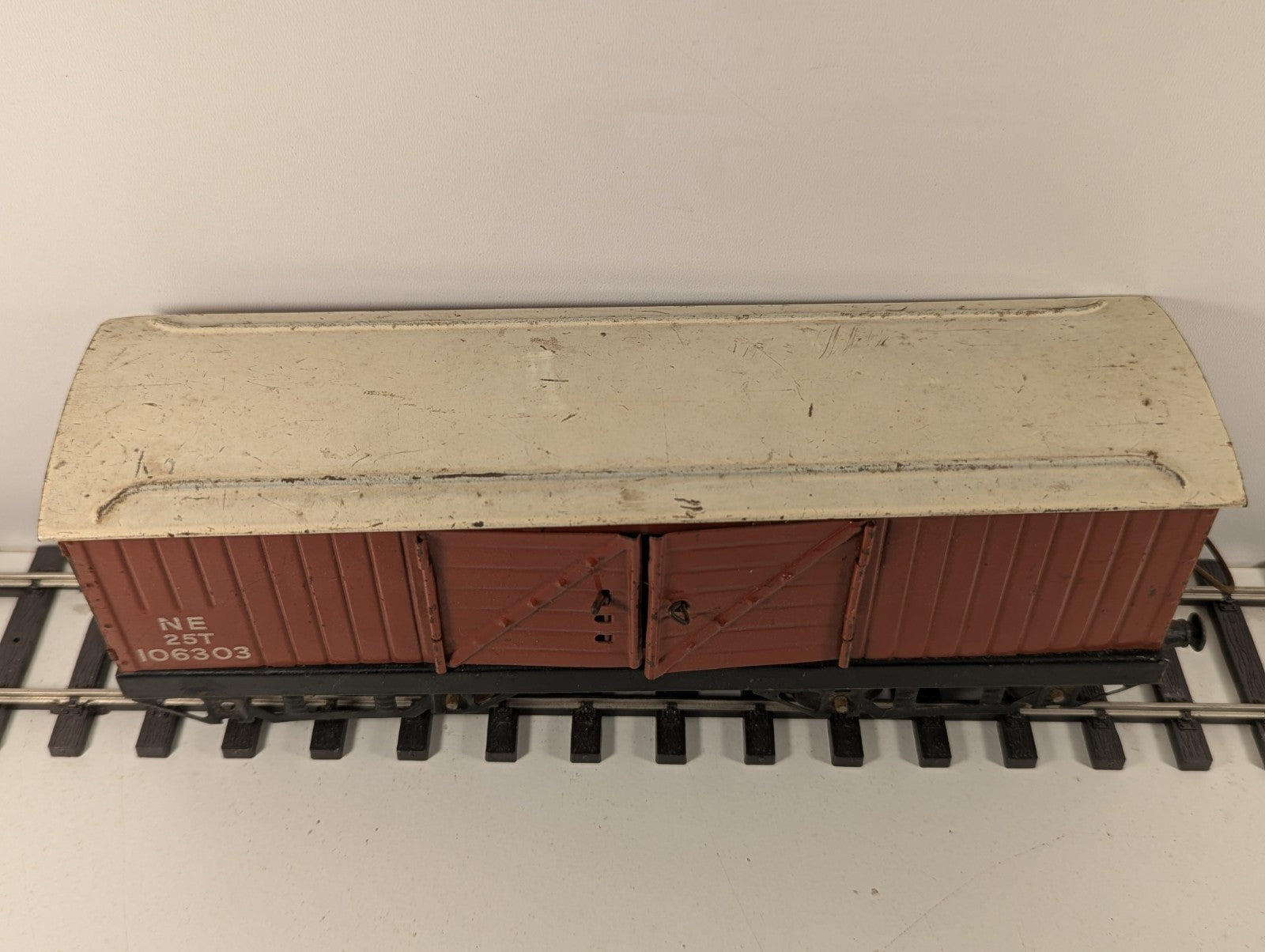 Hornby Series O Gauge No.2 NE Brown Luggage Van