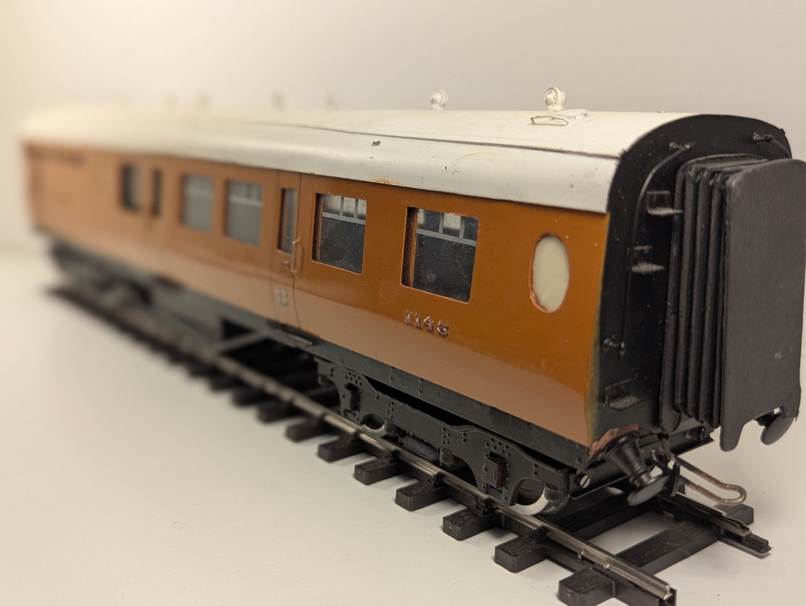 Kitbuilt (Metal) O Gauge LNER Thompson Teak Brake Coach – Damage