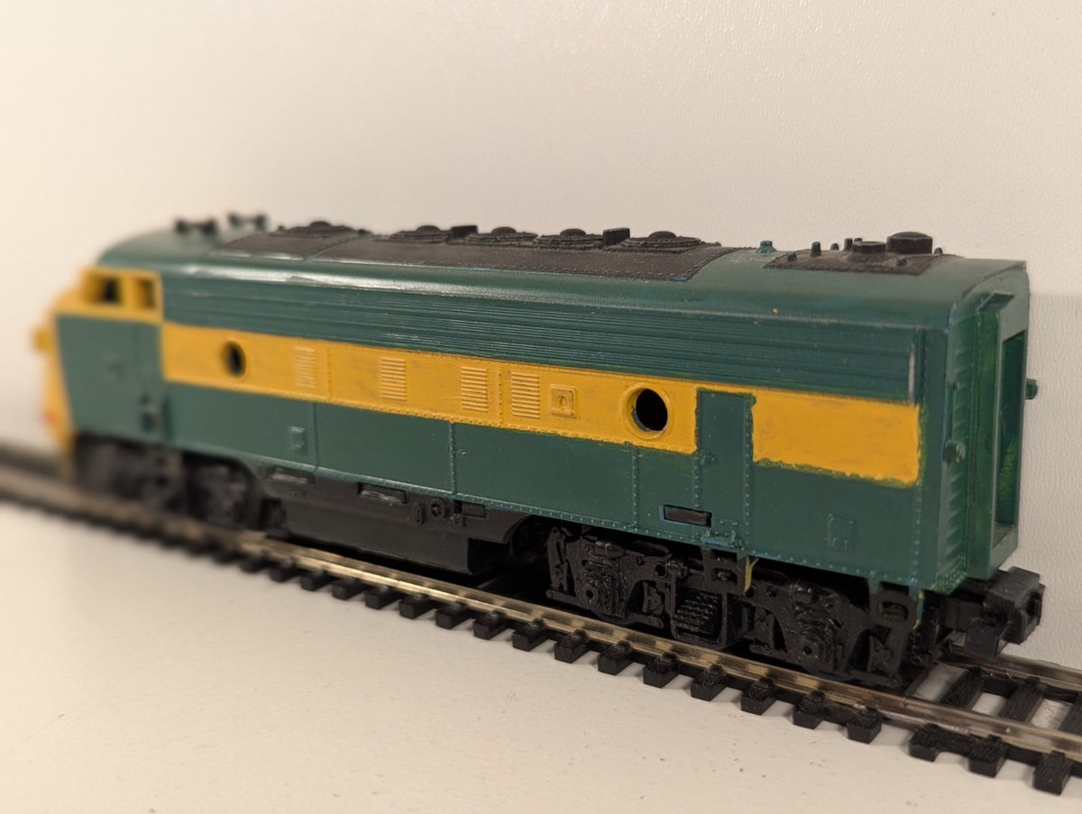 Athearn HO Scale Chicago & North Western EMD F7 Diesel Locomotive with Lights