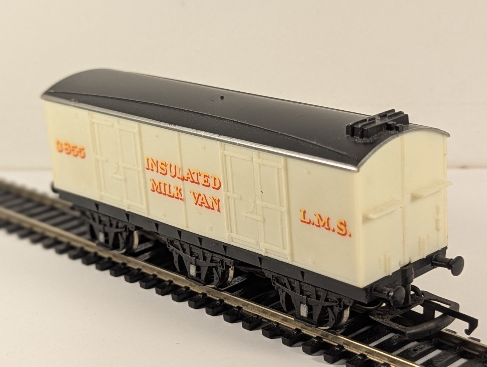 Hornby R670 OO Gauge LMS Insulated Milk Van 3855