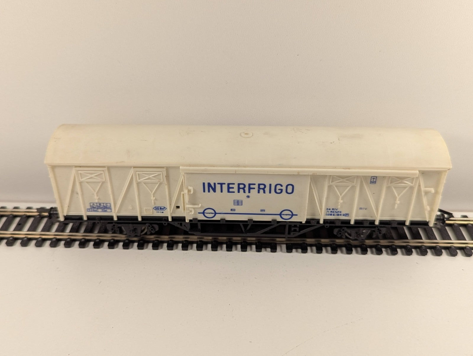 Hornby R742 OO Gauge Ferry Van – Interfrigo