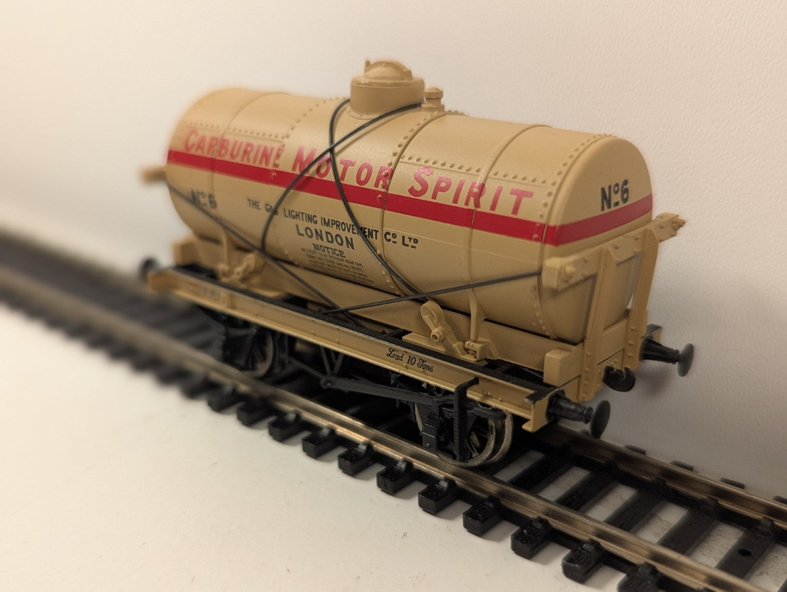 Bachmann 37-677 OO Gauge 14T Tank Wagon Carburine Motor Spirit
