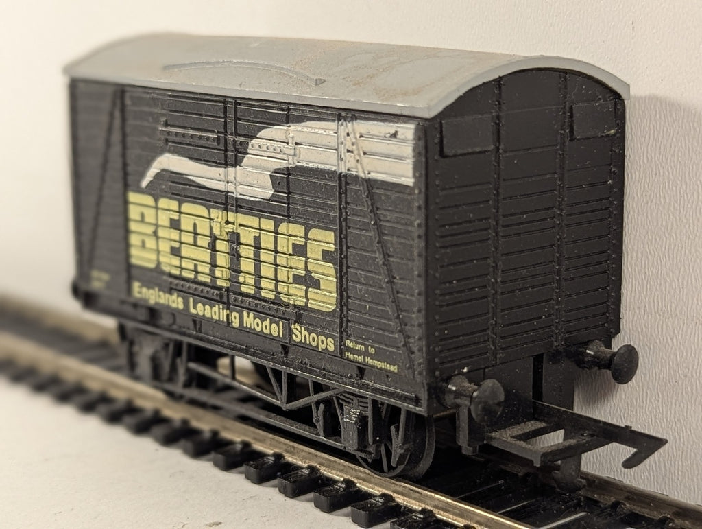 Graham Farish OO Gauge 12 Ton Ventilated Van Goods Wagon Beatties
