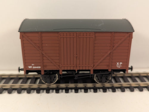 Bachmann OO Gauge 12T Ventilated Van BR Grey