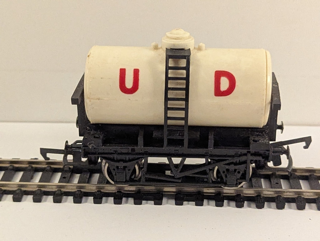Tri-ang OO Gauge R125 United Dairies UD Milk Tank Wagon