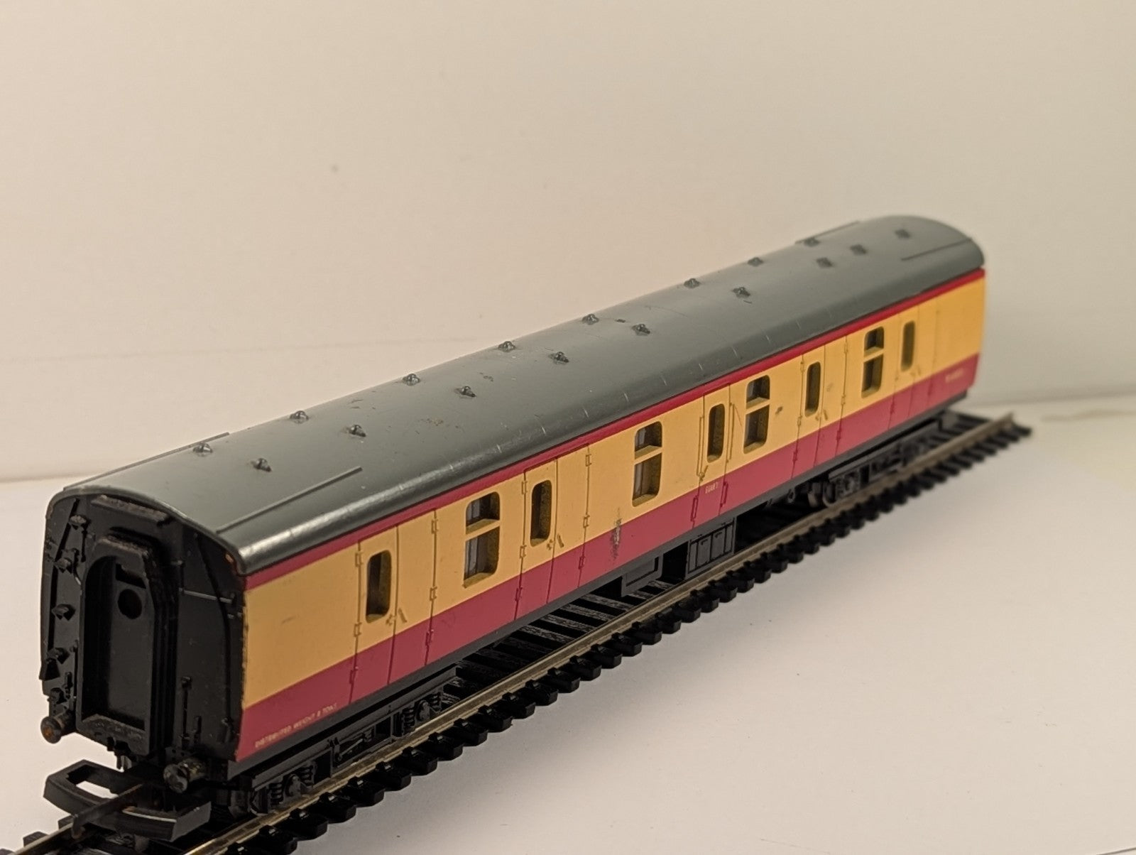 Lima OO Gauge BR Mk1 BSK Brake Second Corridor Coach M80855 Crimson